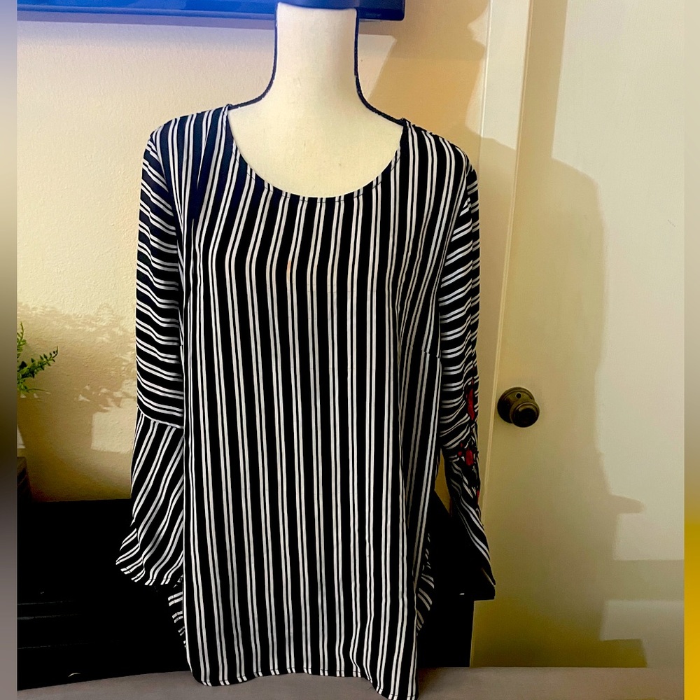 Beautiful striped black and white with hot pink floral appliqué on sleeve XL - Picture 2 of 4
